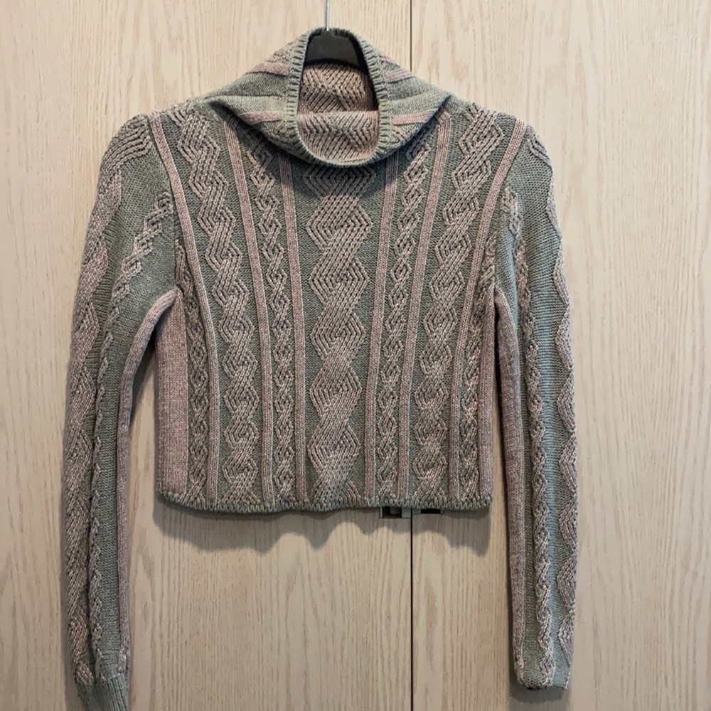 Athletic style cropped sweater